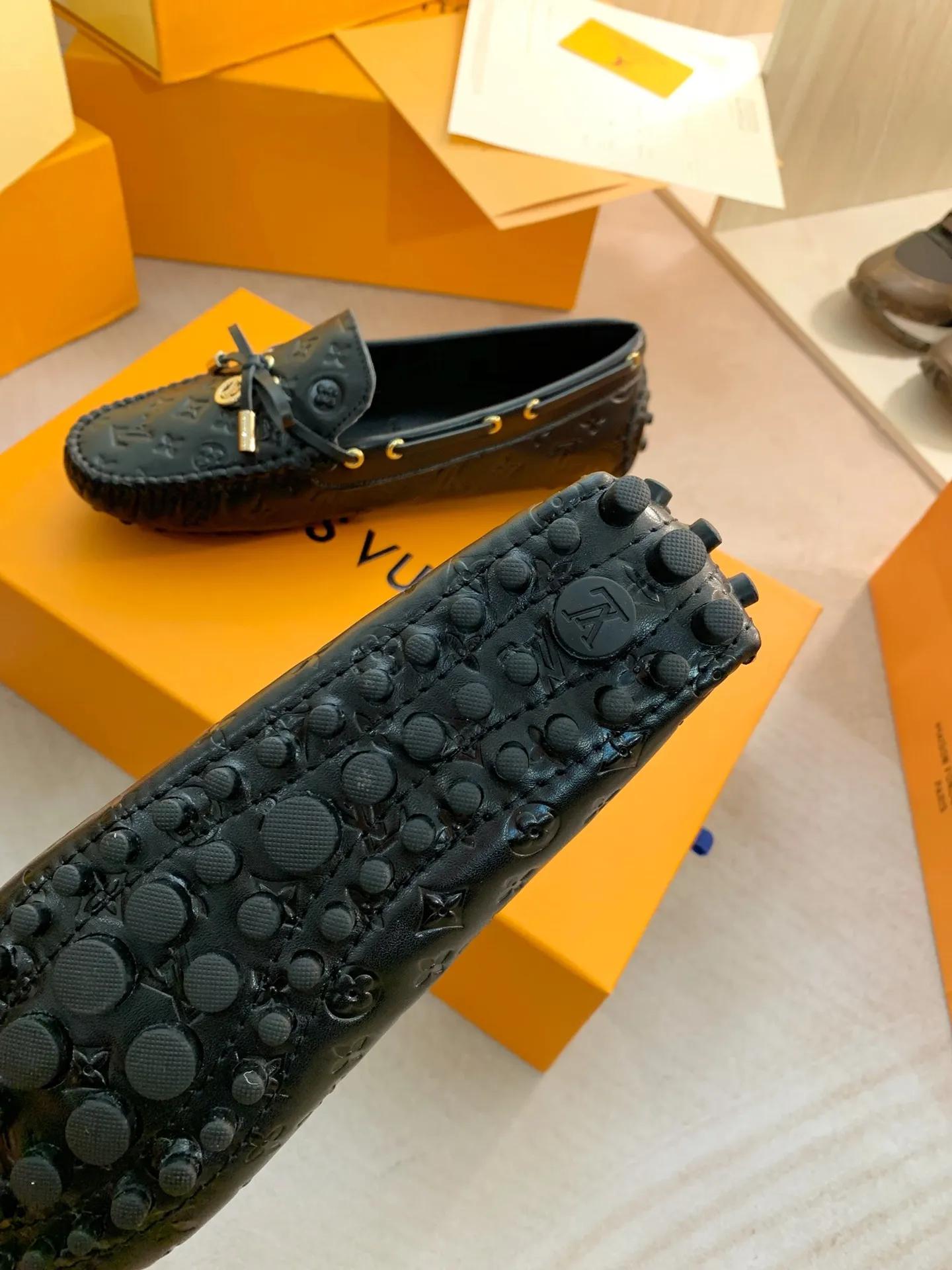 p460💰Couple model❤️🇫🇷 𝙇𝙤𝙪𝙞𝙨 𝙑𝙪𝙞𝙩𝙩𝙤𝙣 🇫🇷Louis Vuitton 2023 Classic𝓛𝓿 𝓣𝓻𝓪𝓲𝓷𝓮𝓻 Sports Series ➪➪➪¯ [Arizona Doudou Shoes Series] ▪️▪️▪️Arizona slip-on shoes are made of Monogram Eclipse canvas. Its hand-painted and dyed edges and hand-sewn uppers fully demonstrate Louis Vuitton's traditional shoemaking craftsmanship. This slip-on shoe is very lightweight. The integrated tongue and upper make it particularly comfortable and flexible. The soft outsole is equipped with rubber padding. Decorated with matching sash. Detailed features: ☑️Monogram Eclipse canvas ☑️Black Eclipse pattern ☑️Hand-painted shoe edges ☑️Hand-sewn uppers (each pair takes time to process) ☑️Integrated tongue and upper construction ☑️Outsole equipped with rubber lining ☑️size: 35_46